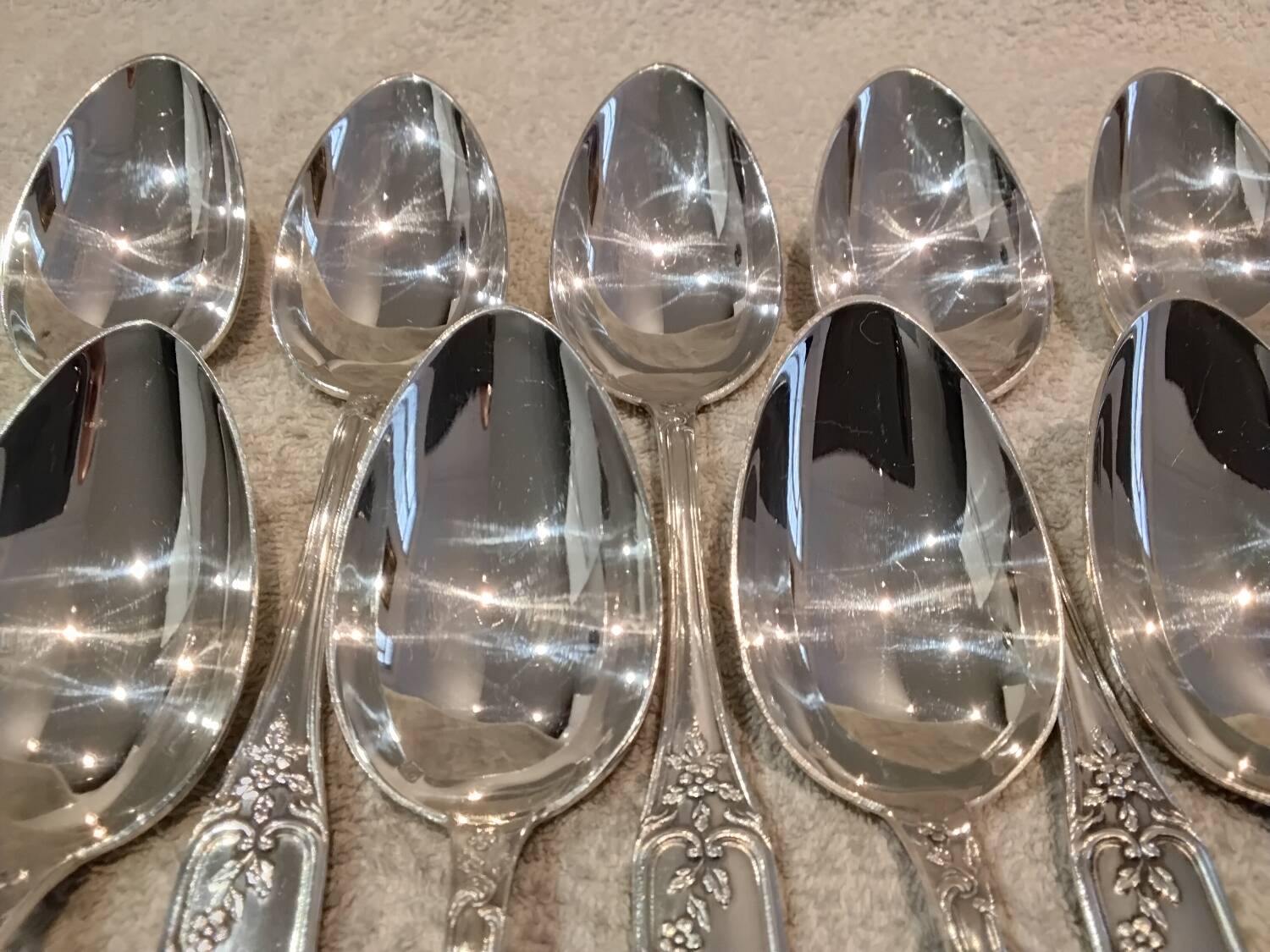 12 silver-plated metal soup spoons by the silversmith Boulenger LXV, half-rich.