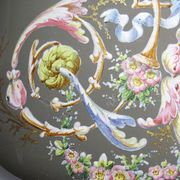 Grand cache-pot ancien en porcelaine émaillée, décor rocaille à l’oiseau, XIXe