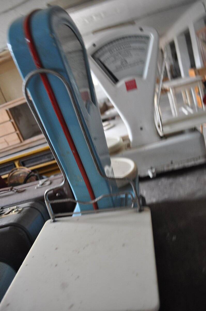 Vintage blue metal market balance, double-sided, mechanical dial from the 1960s.