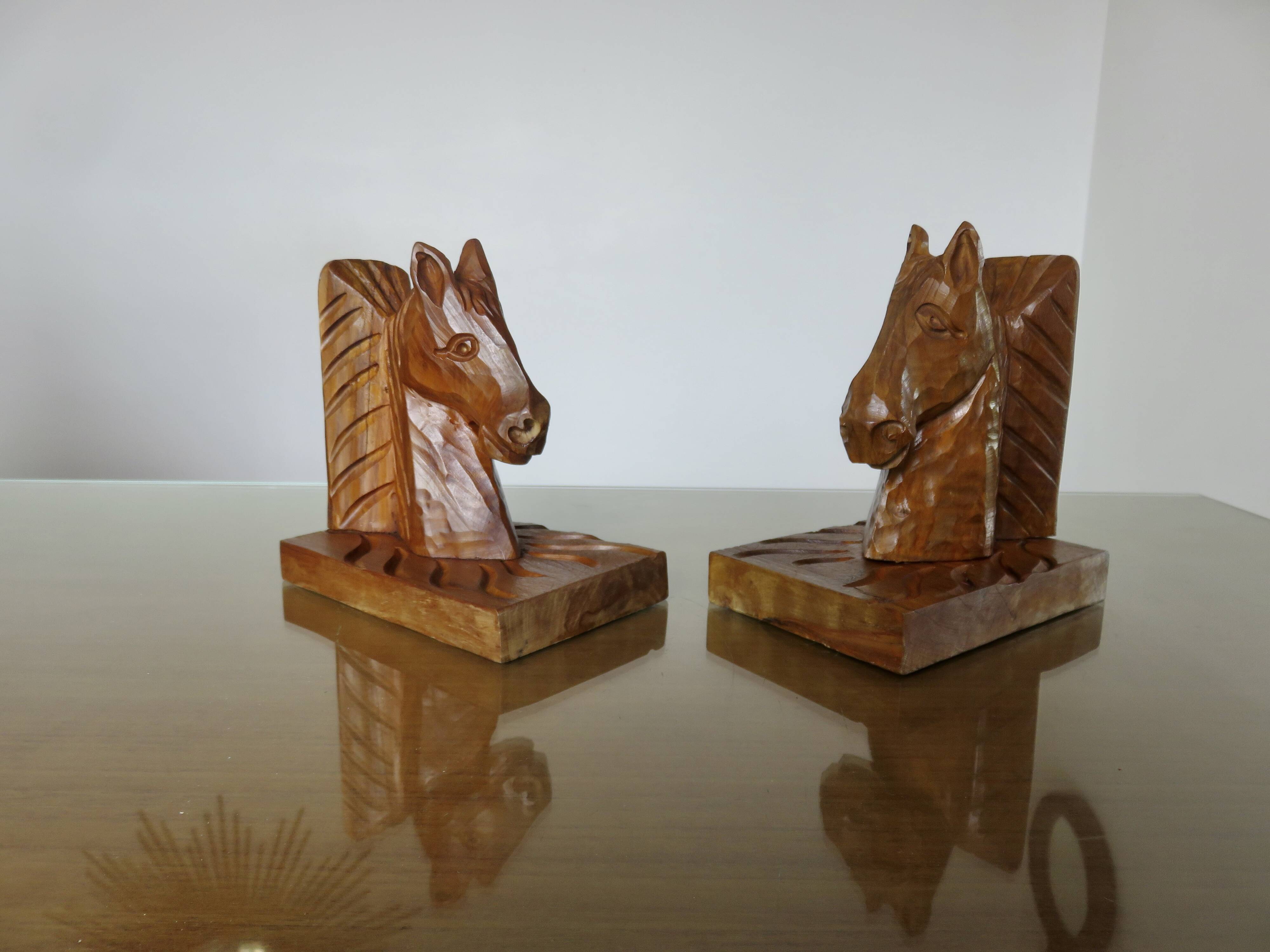 Paire de serre livres "chevaux" en bois de hêtre taillé à la gouge, 30-40