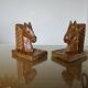 Paire de serre livres "chevaux" en bois de hêtre taillé à la gouge, 30-40
