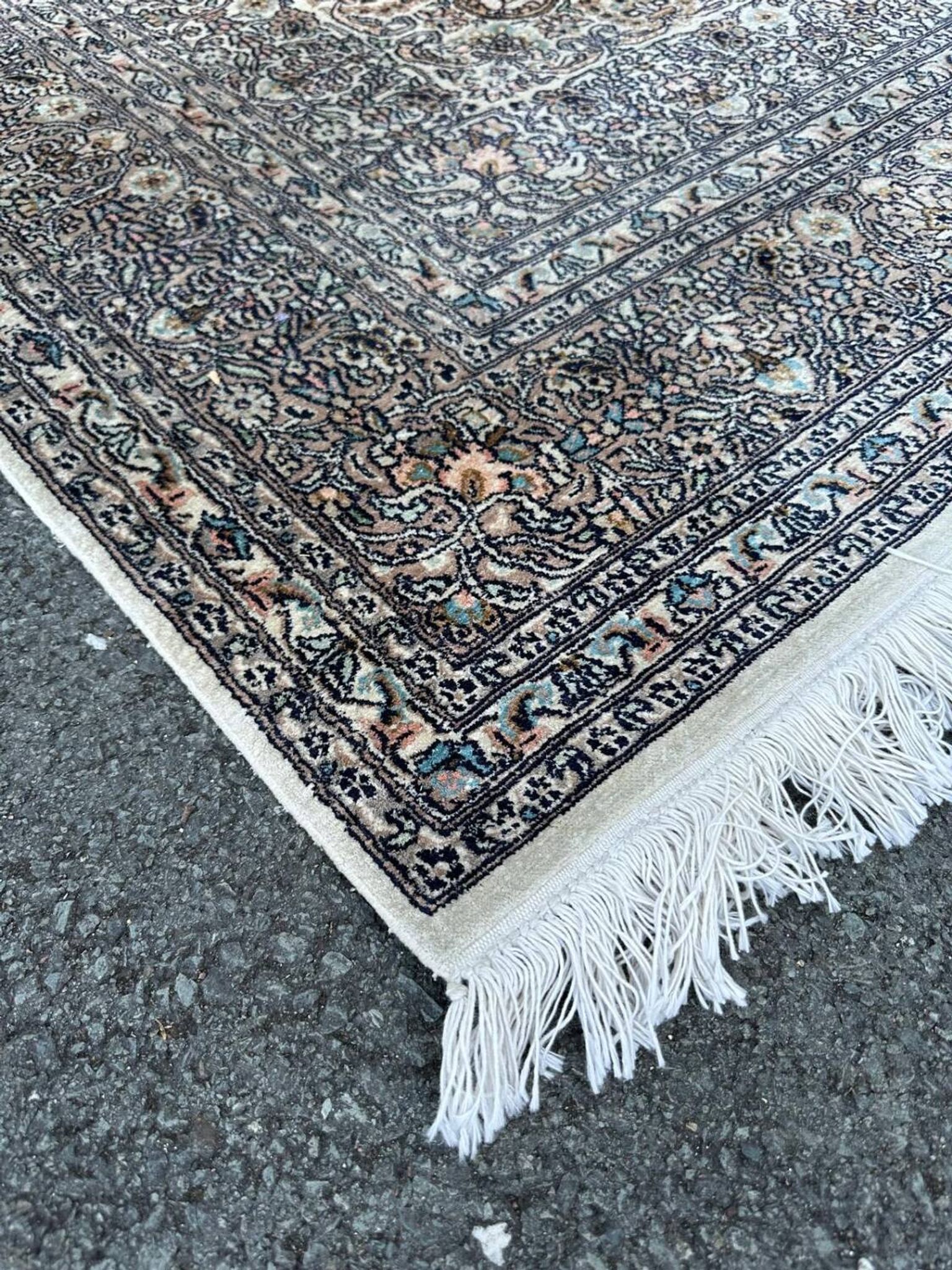 Tapis persan en soie noué à la main
