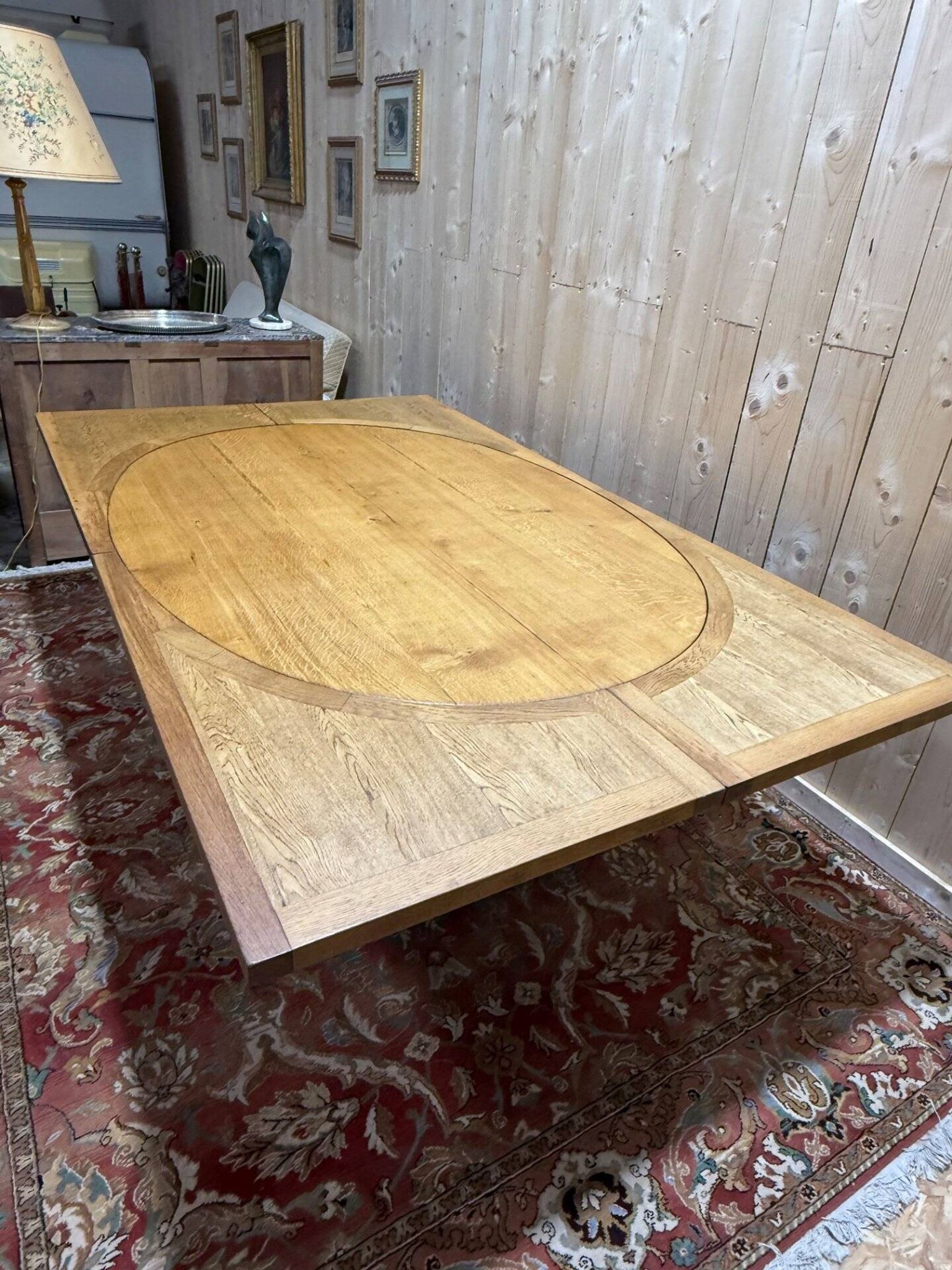 Table de salle à manger ovale de style Louis XV en chêne massif