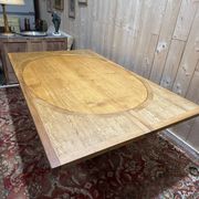 Table de salle à manger ovale de style Louis XV en chêne massif