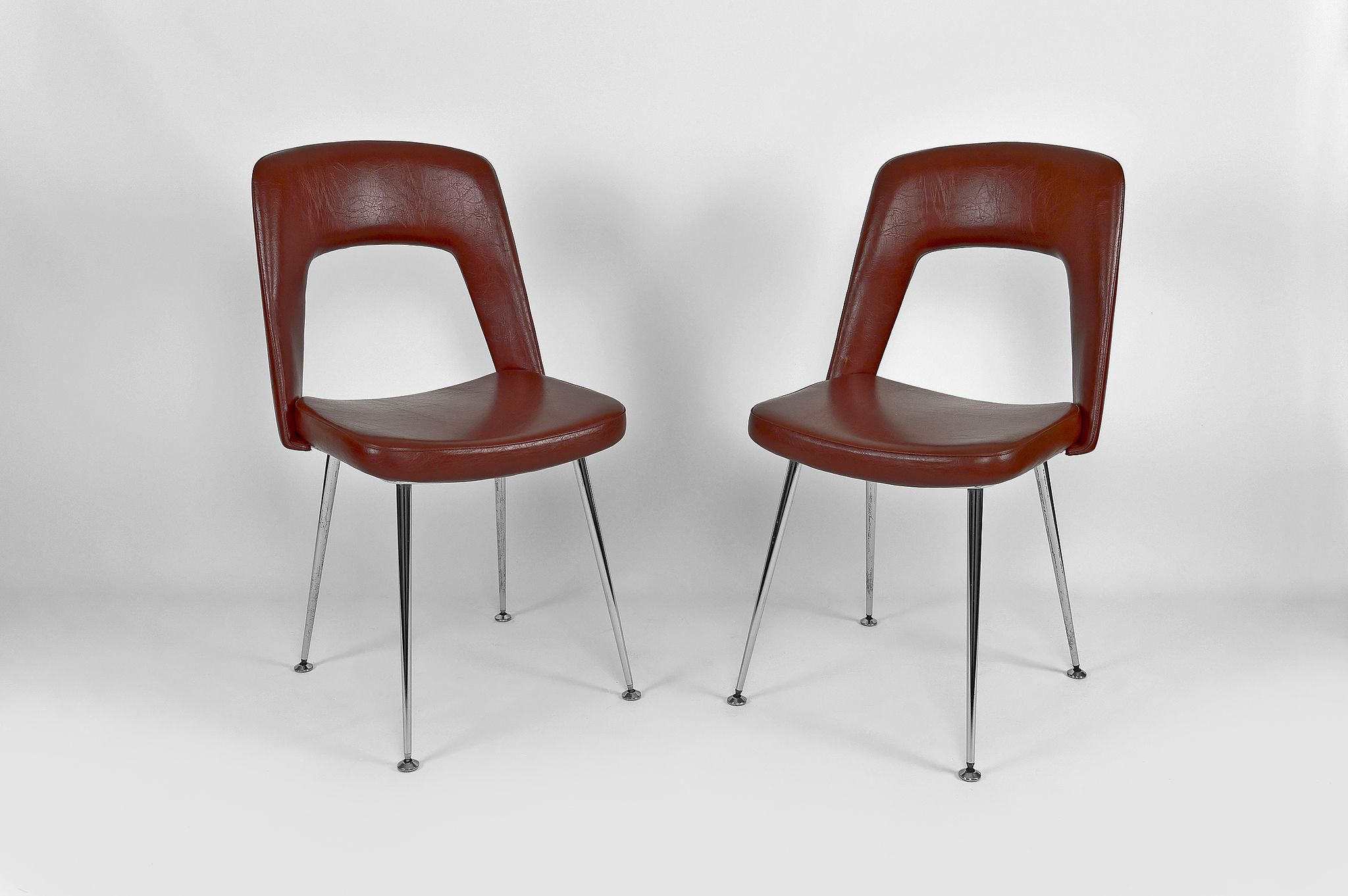 Pair of chairs in chrome and skaï, circa 1960