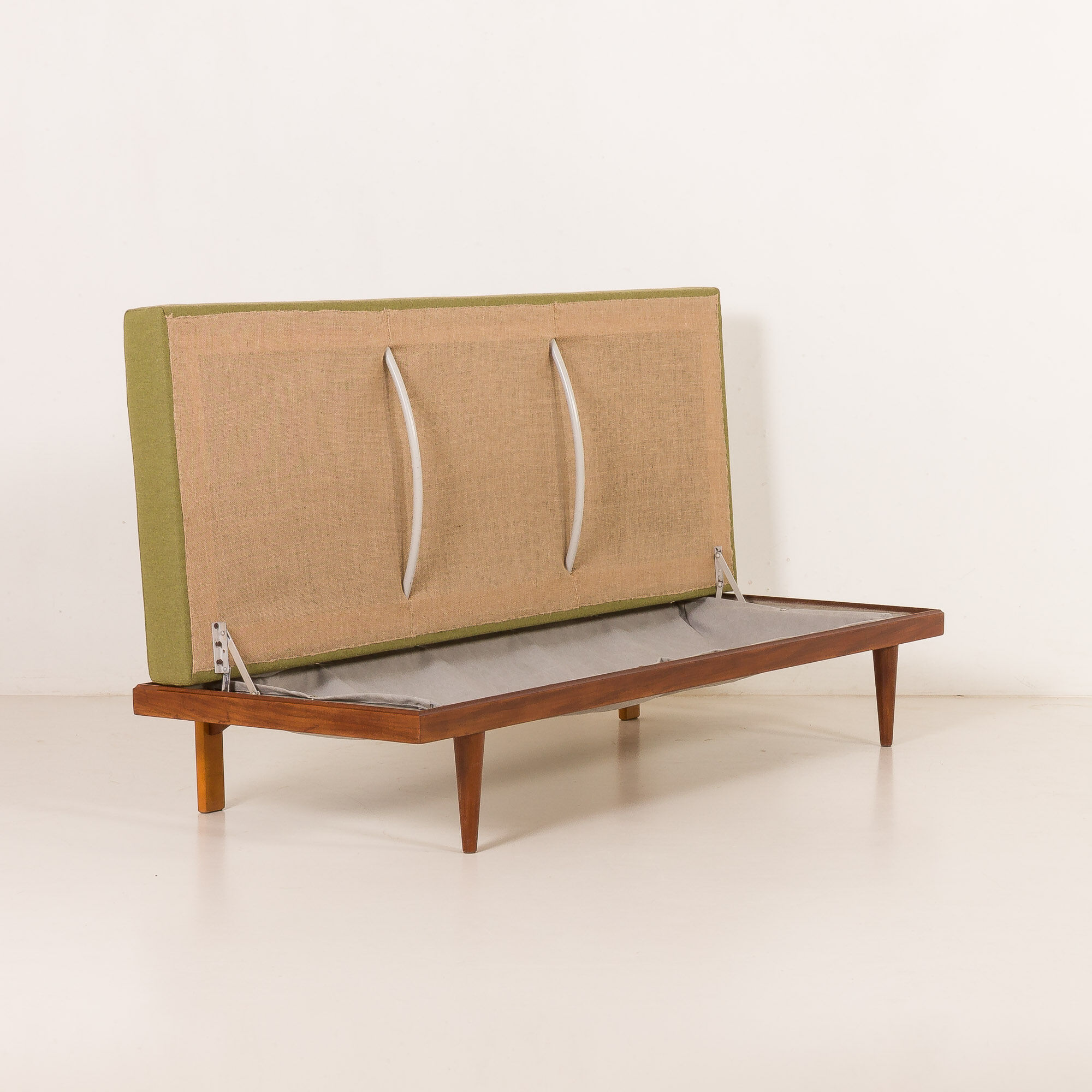 2 canapés et une table d'appoint par Igmar Relling, Norvège
