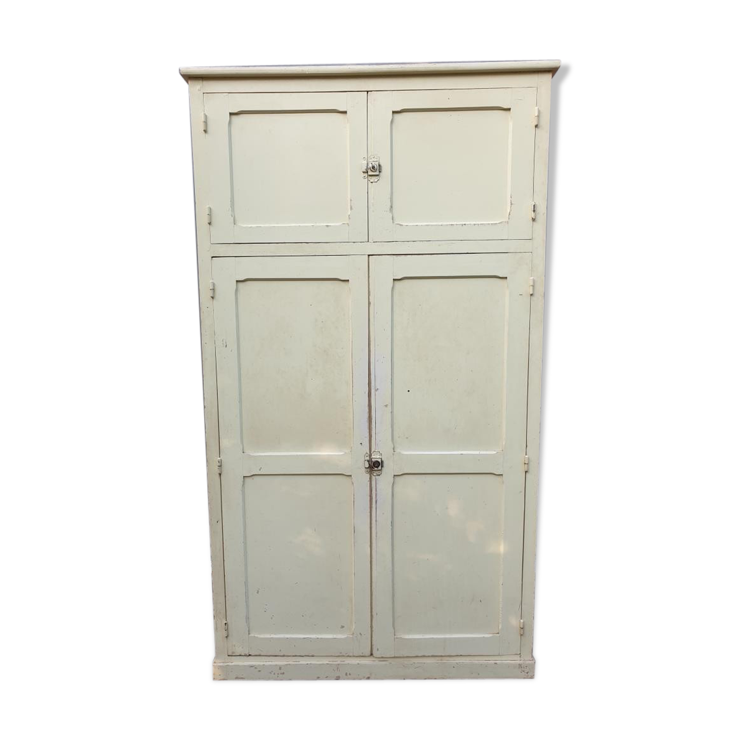 Parisian wall cabinet with locks