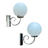 Paire d'appliques murales en inox et globe en verre blanc