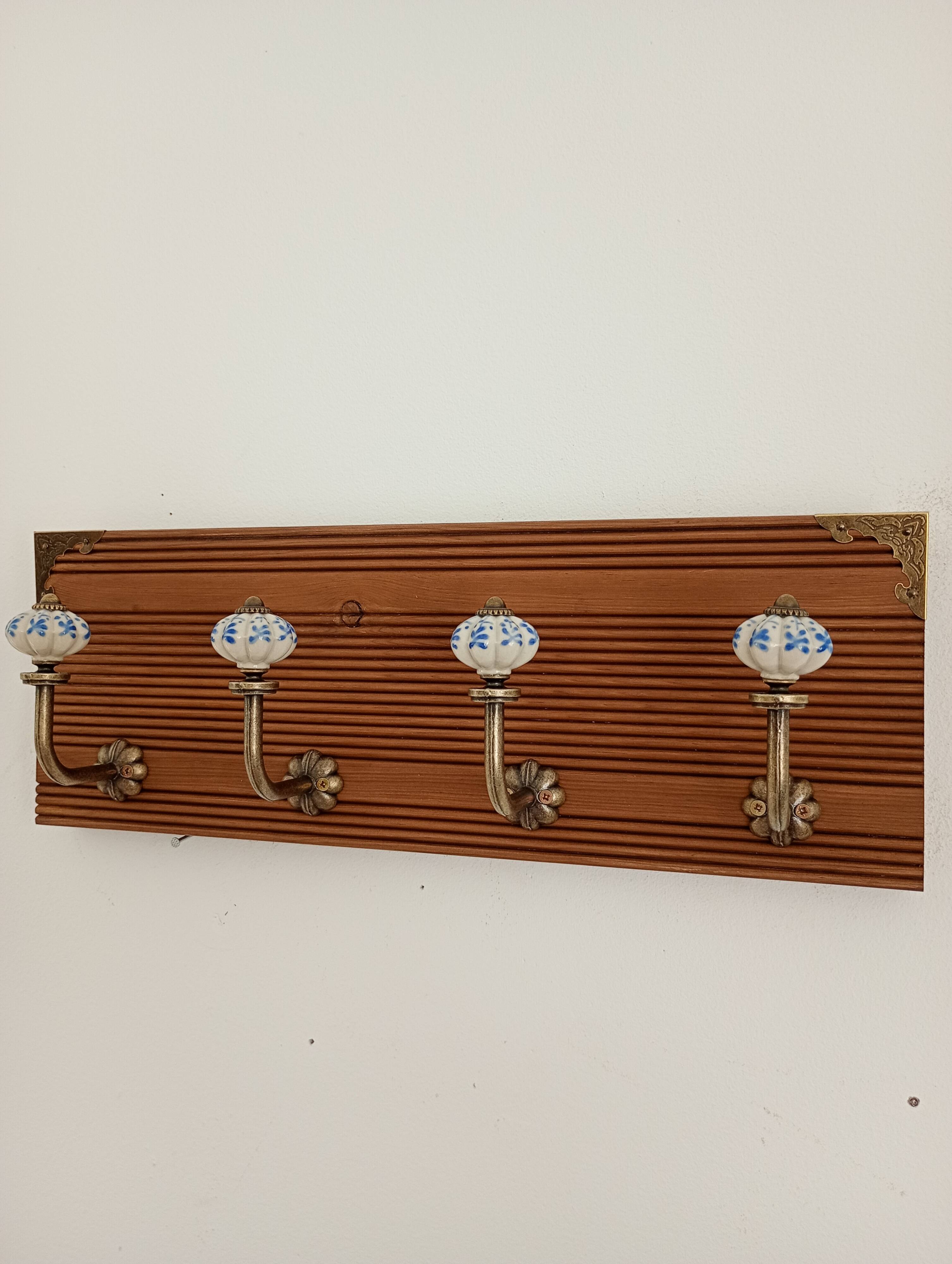 Wall-mounted coat rack with 4 ceramic hooks in blue and white, vintage style.