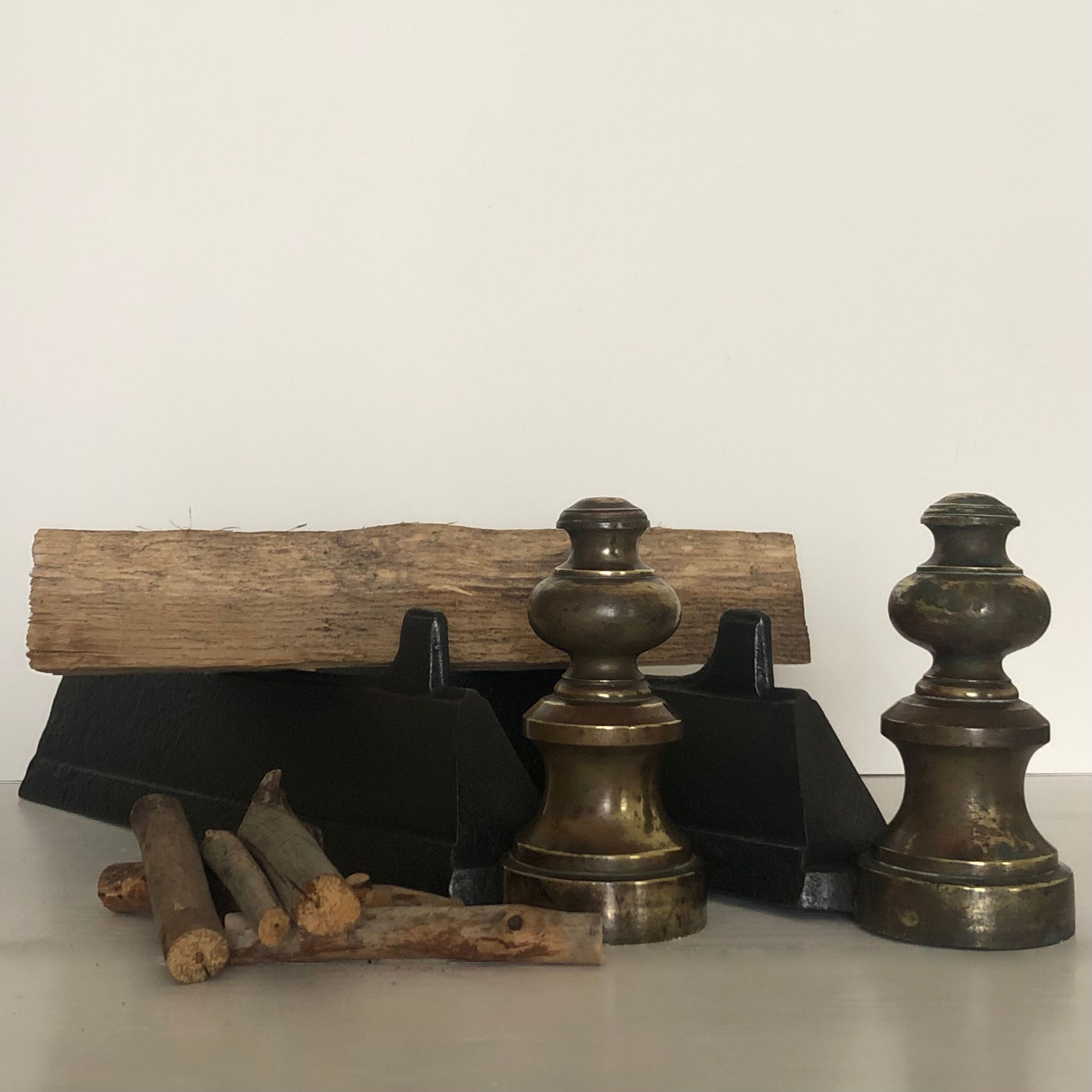 Paire de chenets, accessoires de cheminée