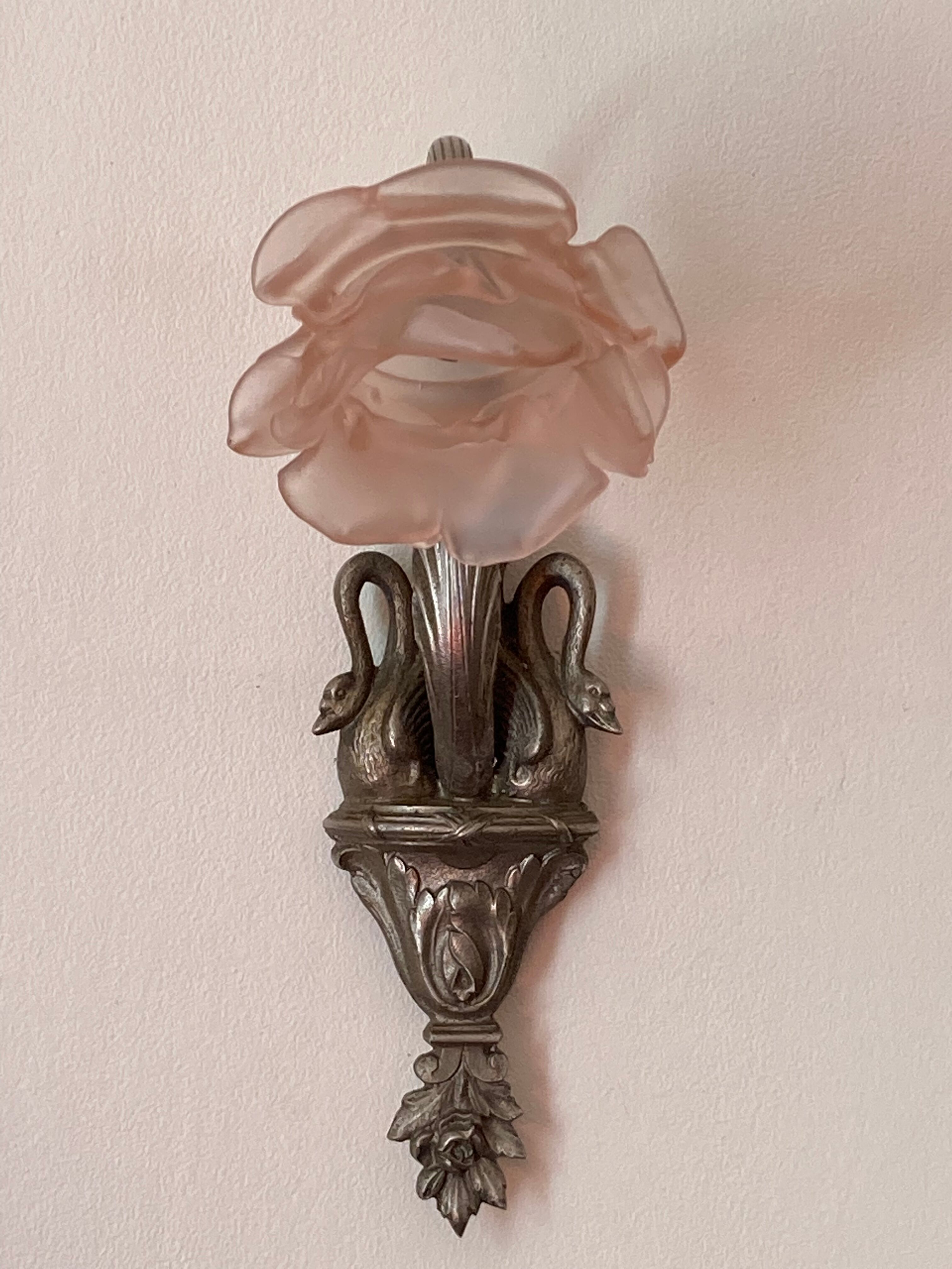 Empire-style Art Deco wall lamp in silver patinated bronze with swan decoration and frosted glass pink