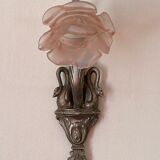 Empire-style Art Deco wall lamp in silver patinated bronze with swan decoration and frosted glass pink