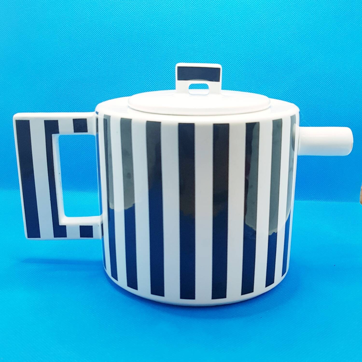 Grande théière rayée monochrome