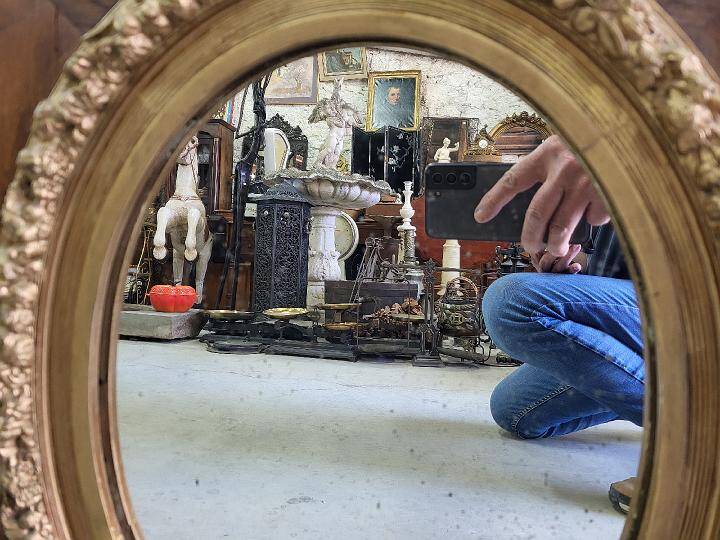 Wooden and gilded mirror with medallion center n°3