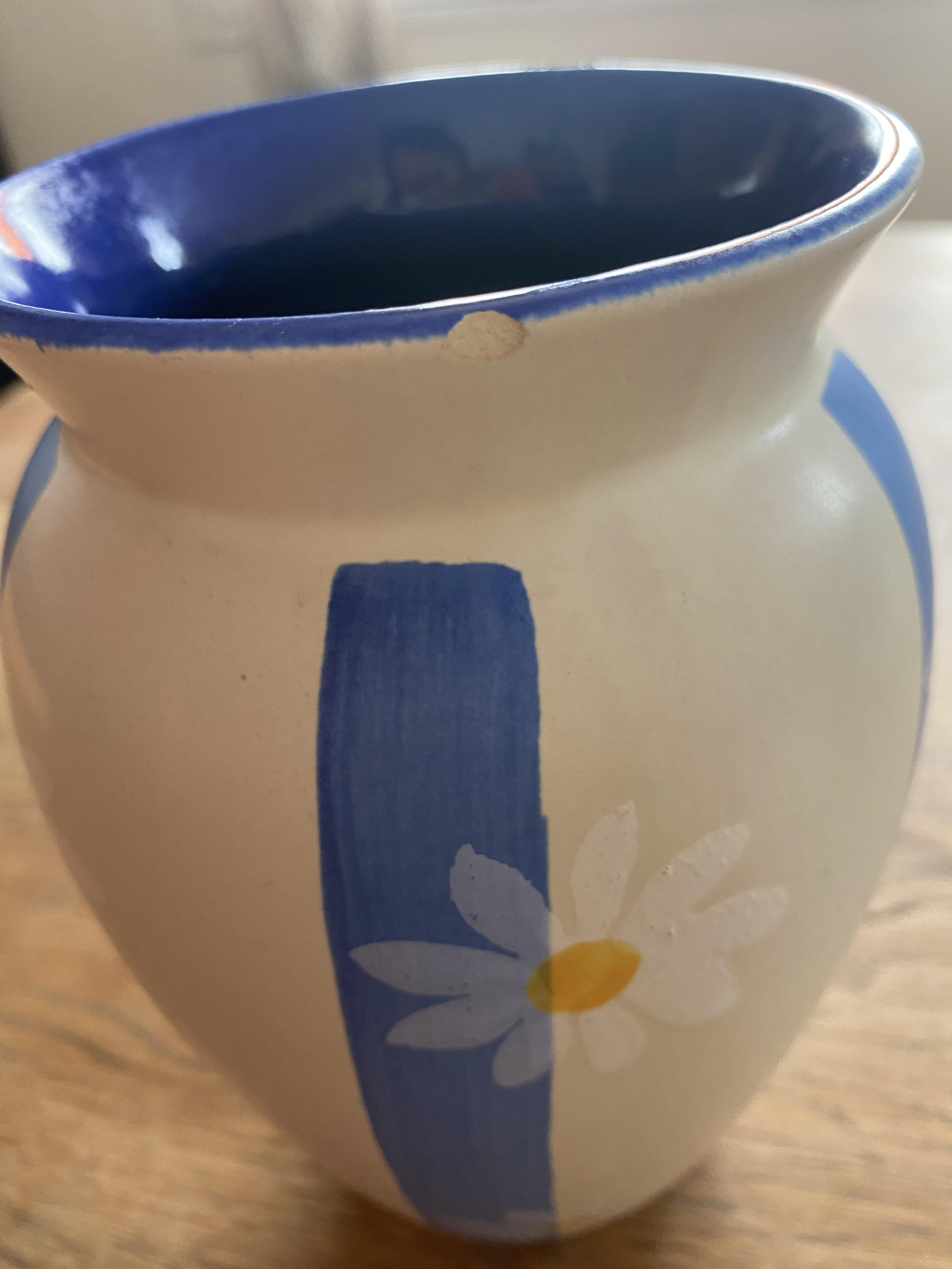 Flowered vase daisies