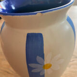 Flowered vase daisies