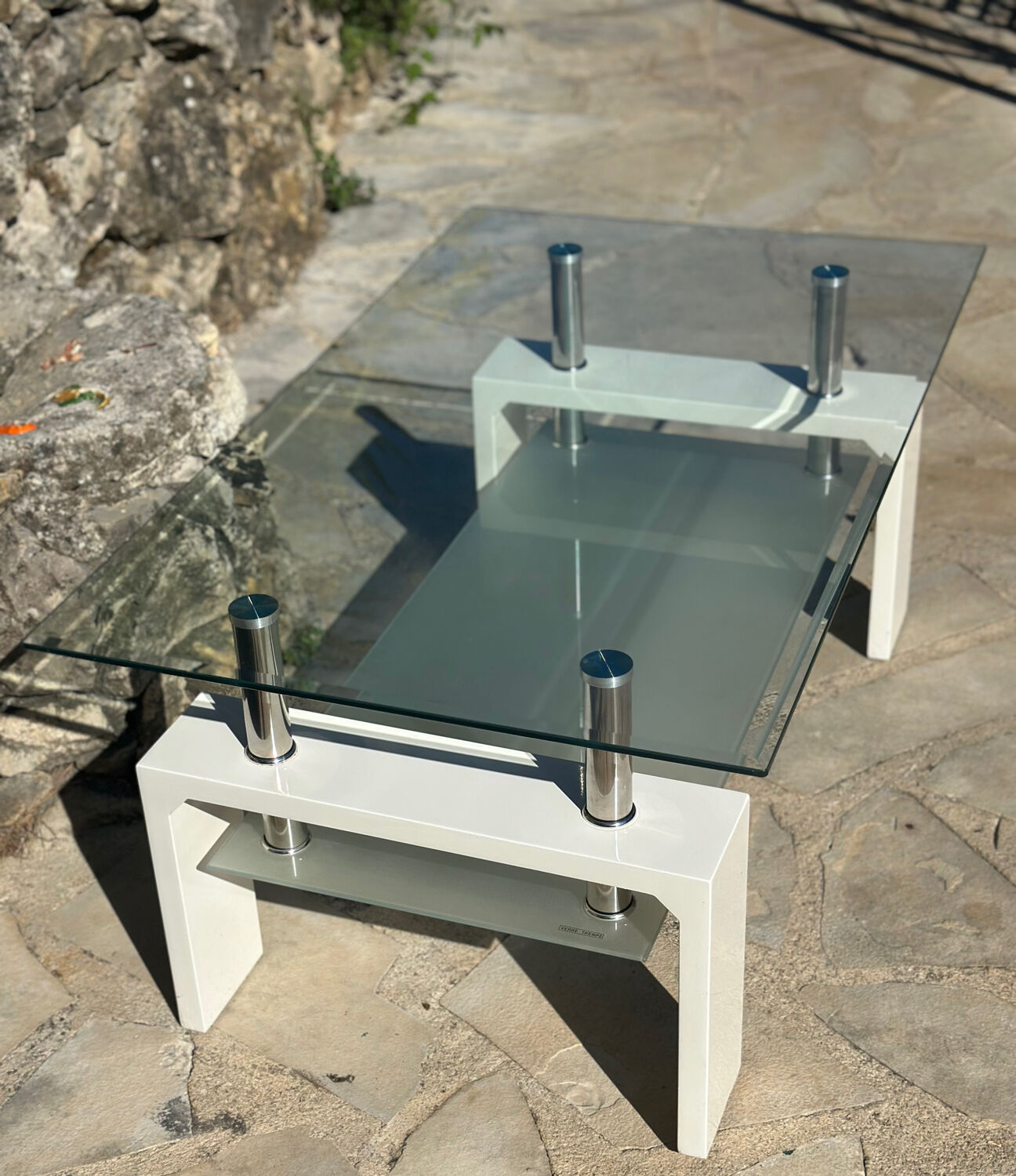 Coffee table in tempered glass and white metal.