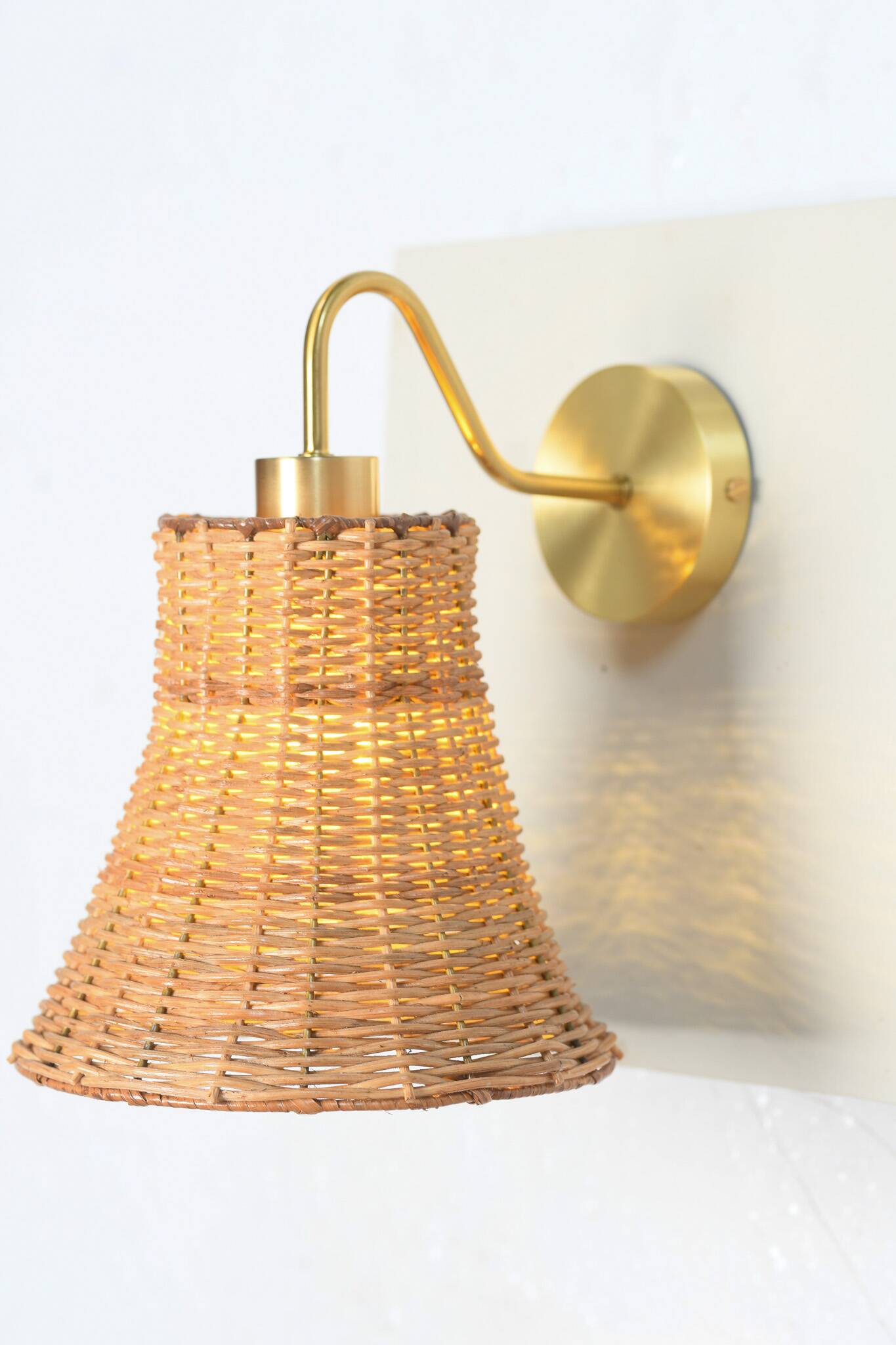 Applique murale en laiton et rotin