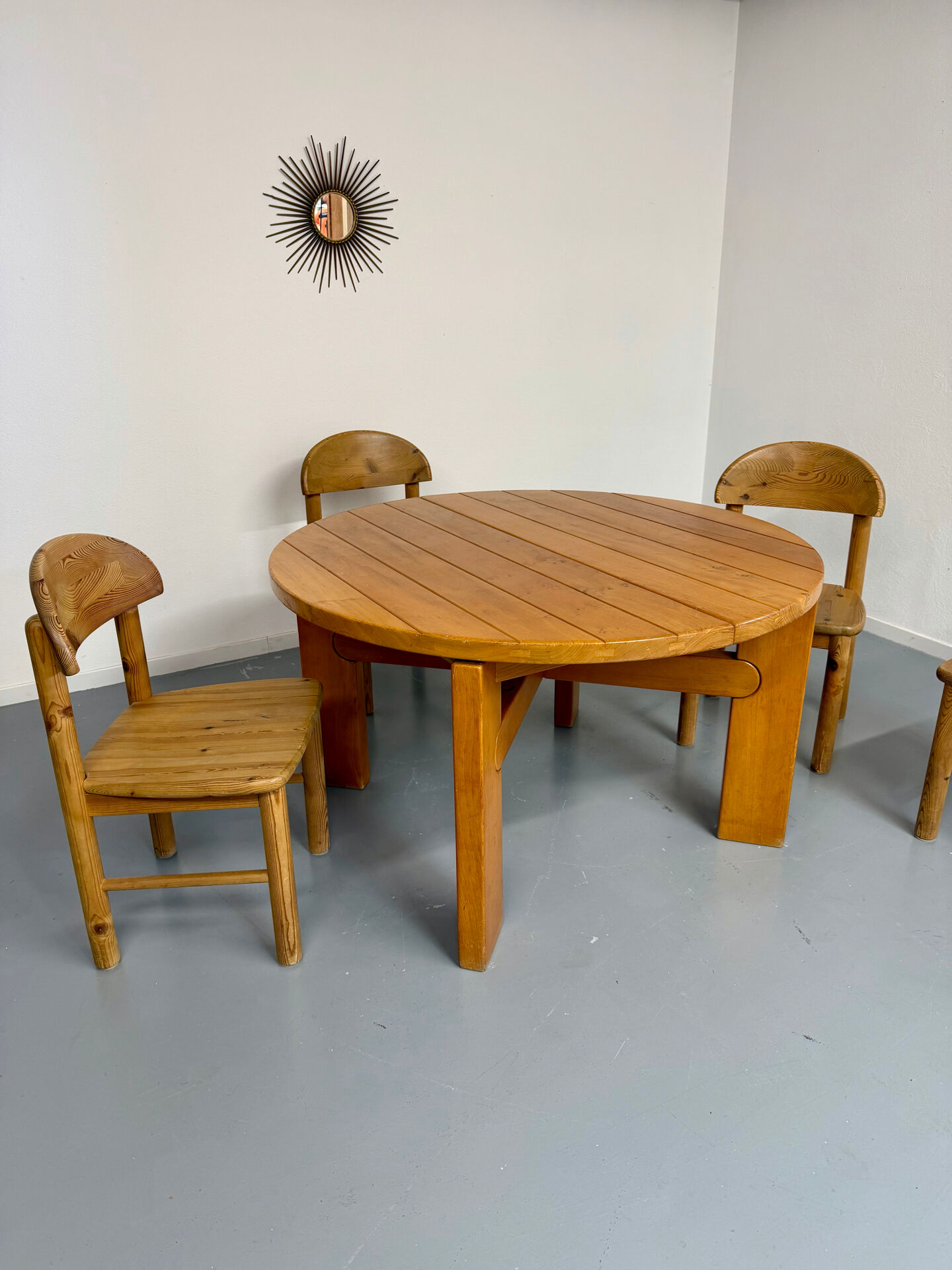 Extendable round table Maison Regain in solid elm, 1970s design.