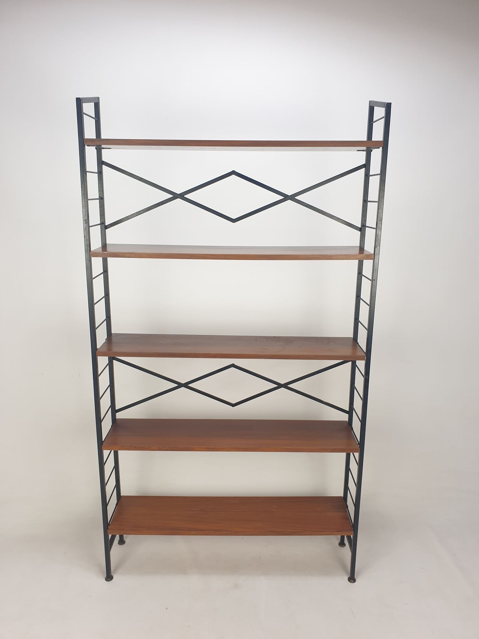 Italian free standing teak shelving unit, 1950