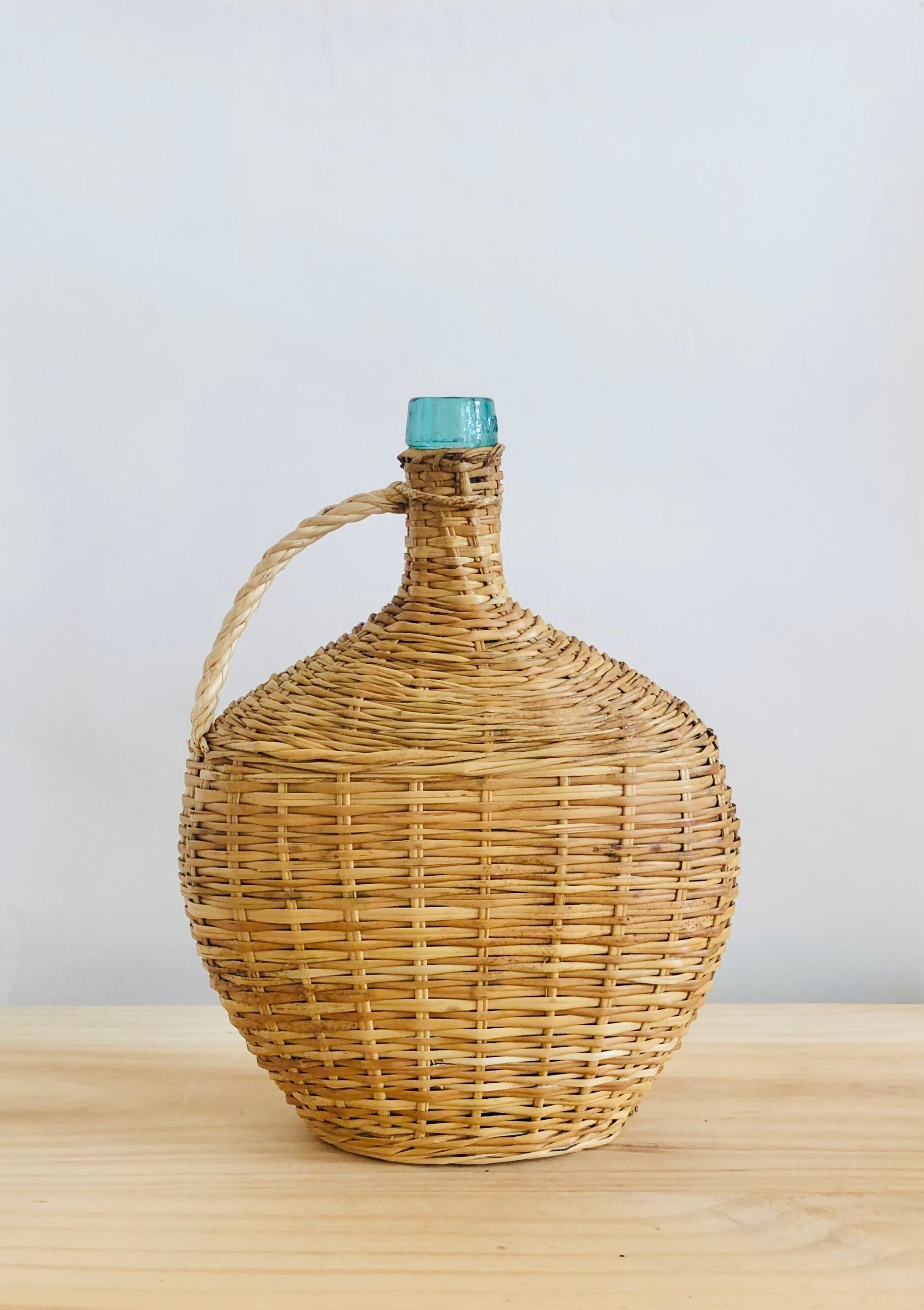 Viresa bottle in glass and wicker