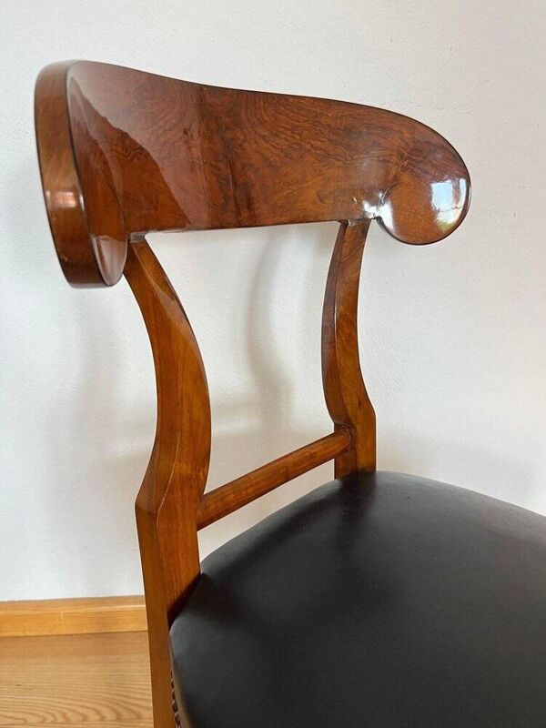 Chaise Pelle Biedermeier en placage de noyer et cuir noir, Autriche, années 1820.