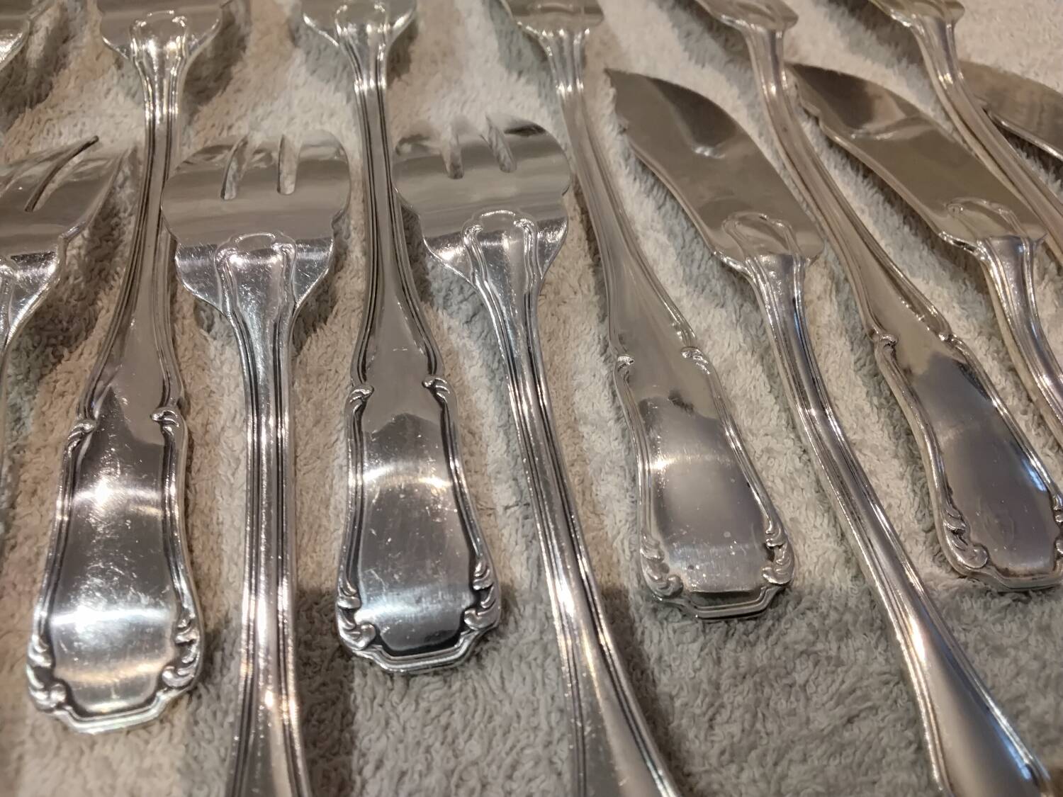 6 silver-plated fish forks and 6 fish knives by Ercuis Valencay