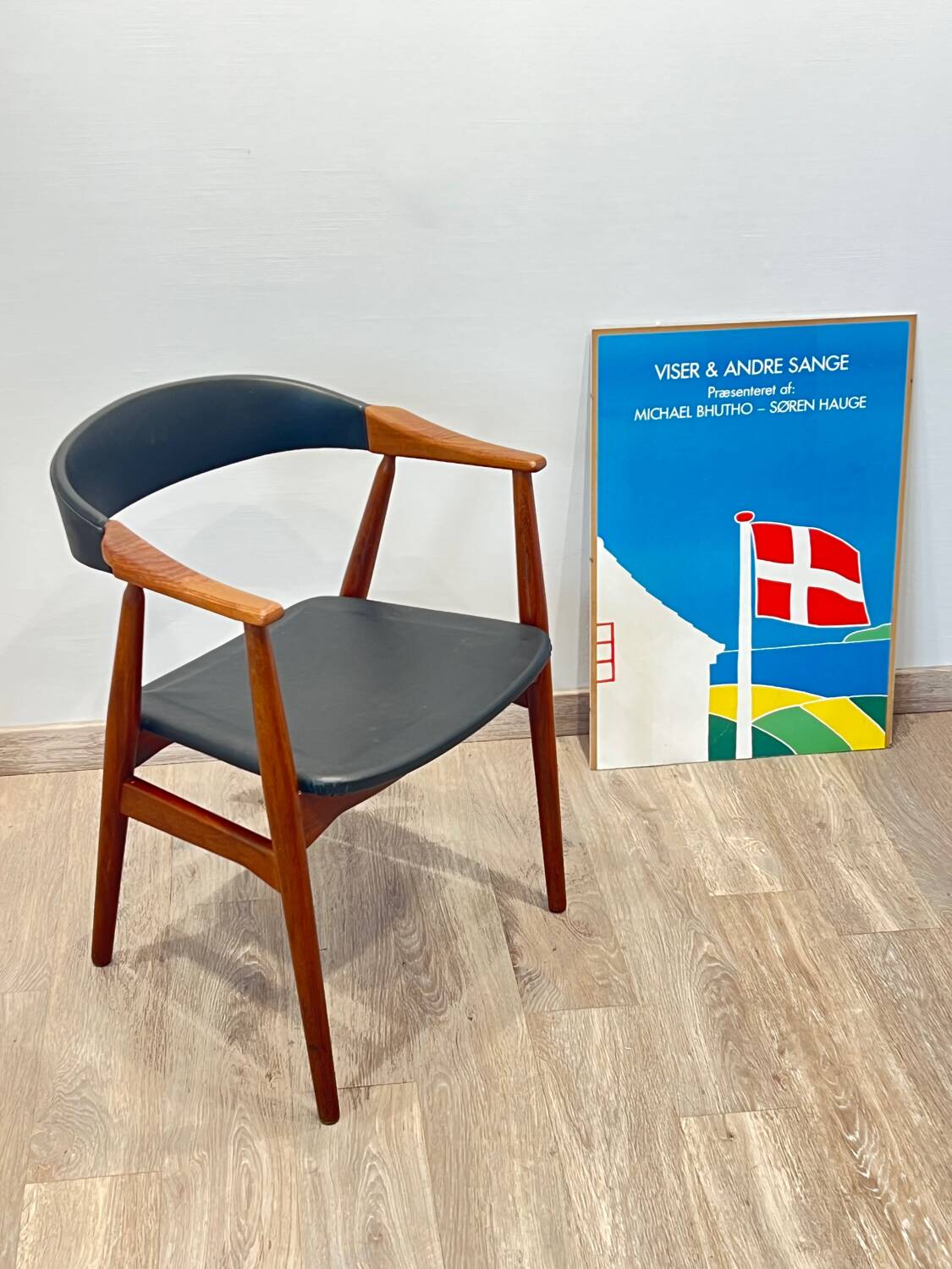 Thomas Harlev chair model 213