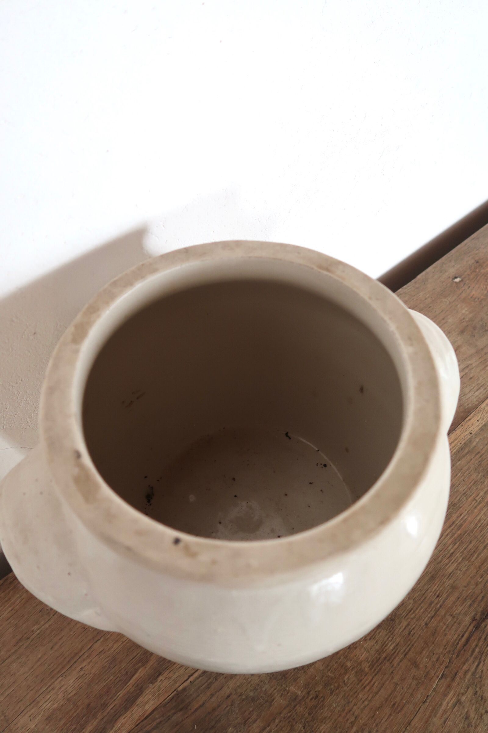 Off-white ancient sandstone pot