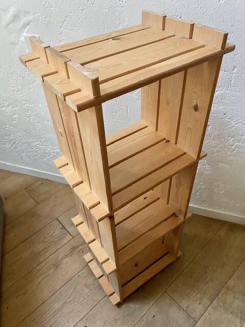 Ensemble d'étagères en bois sur pieds