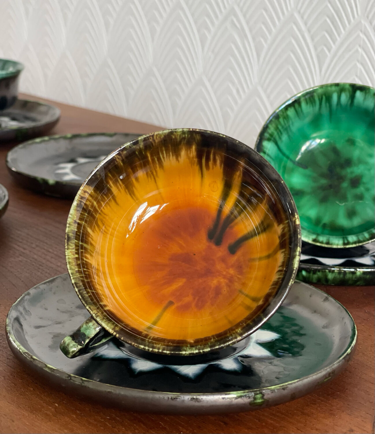 6 tasses en faïence de Quimper.