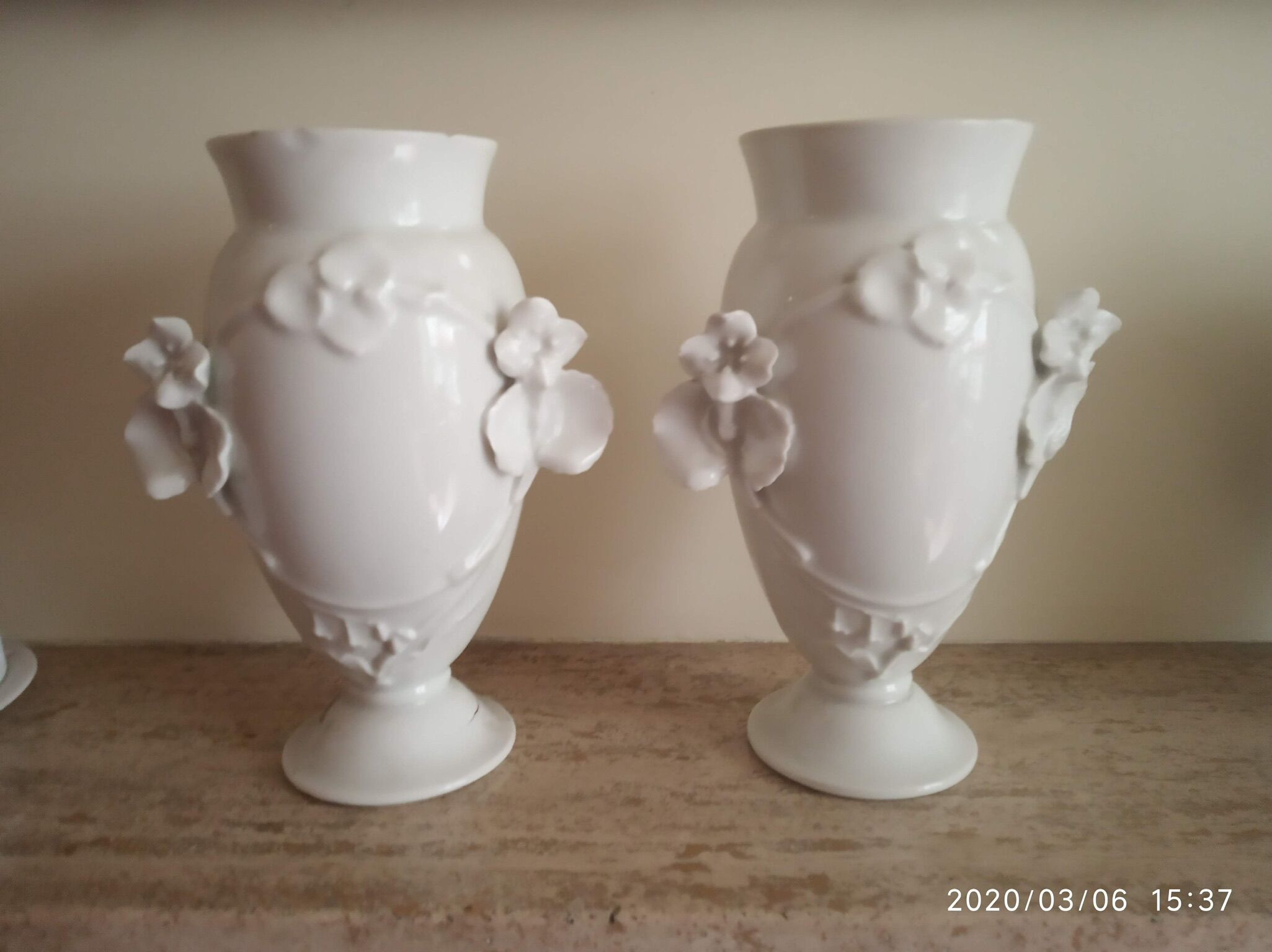 Paire de vases anciens en porcelaine blanche