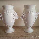Paire de vases anciens en porcelaine blanche