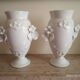 Paire de vases anciens en porcelaine blanche
