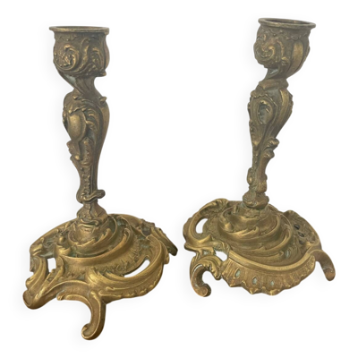 Paire de bougeoirs flambeaux en bronze doré style Louis XV