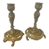 Paire de bougeoirs flambeaux en bronze doré style Louis XV