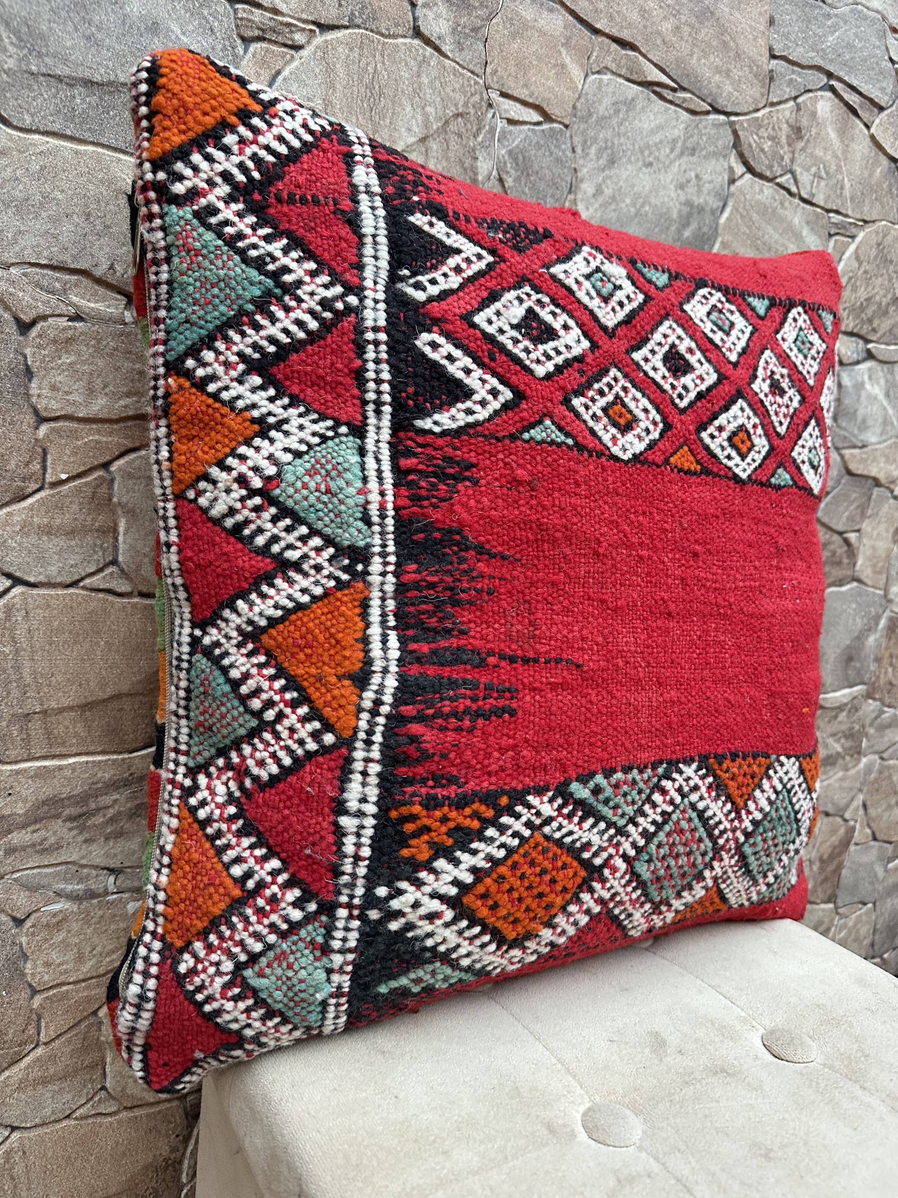Vintage cushion cover in Berber kilim: Moroccan wool cushion.