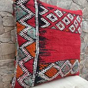 Vintage cushion cover in Berber kilim: Moroccan wool cushion.