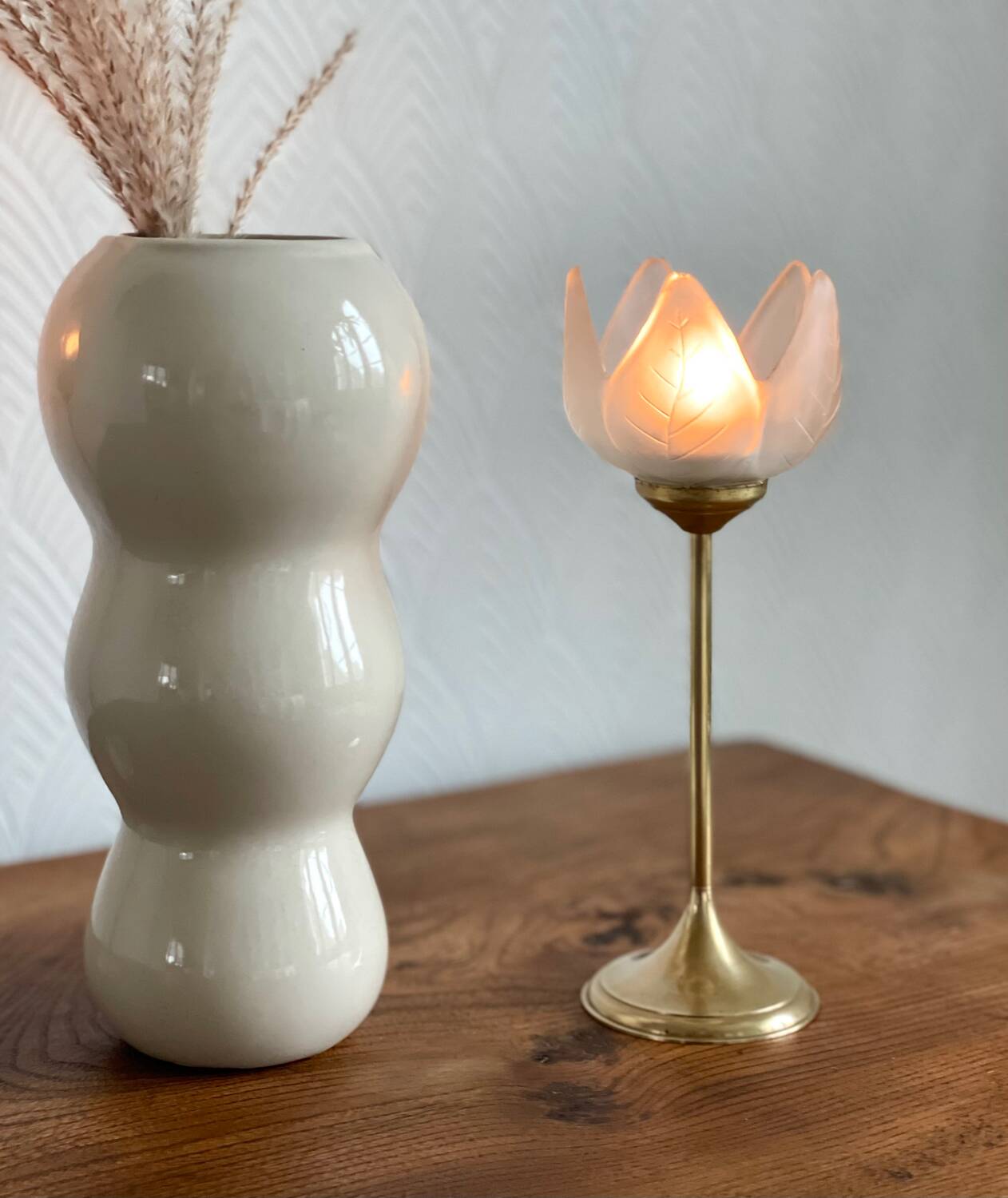 Pair of tulip-shaped candle holders in frosted glass and brass.