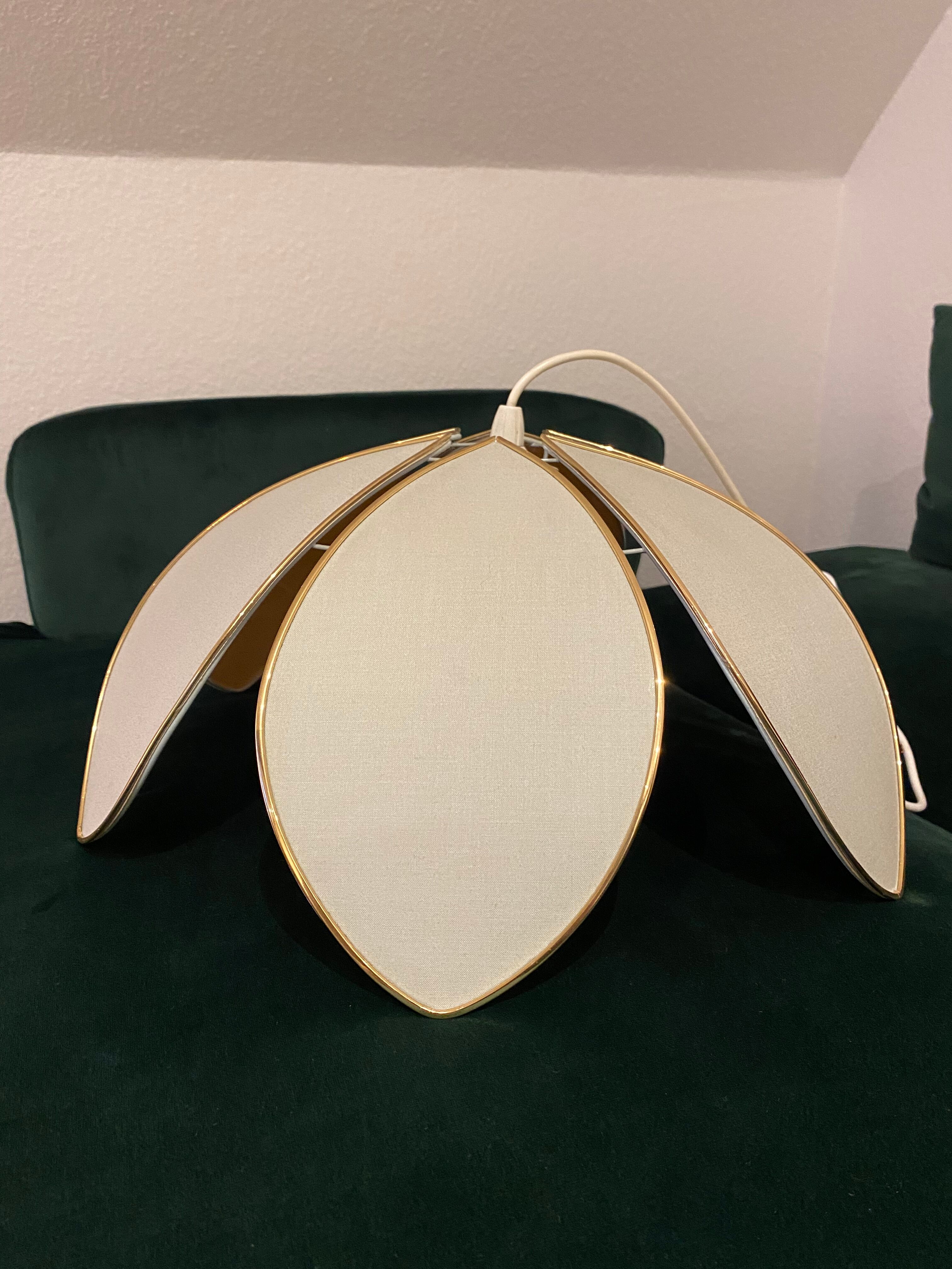 Vintage flower petal suspension