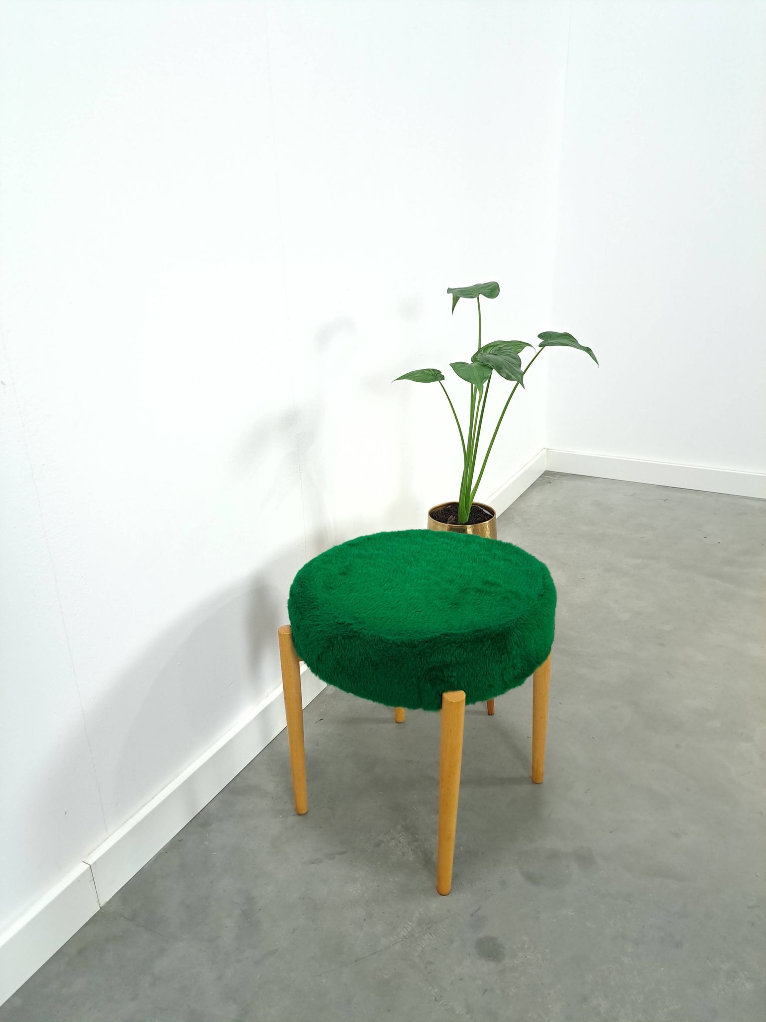 Houten vintage kruk met groen kussen