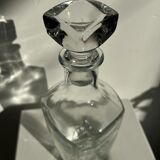 Smooth glass decanter with square base