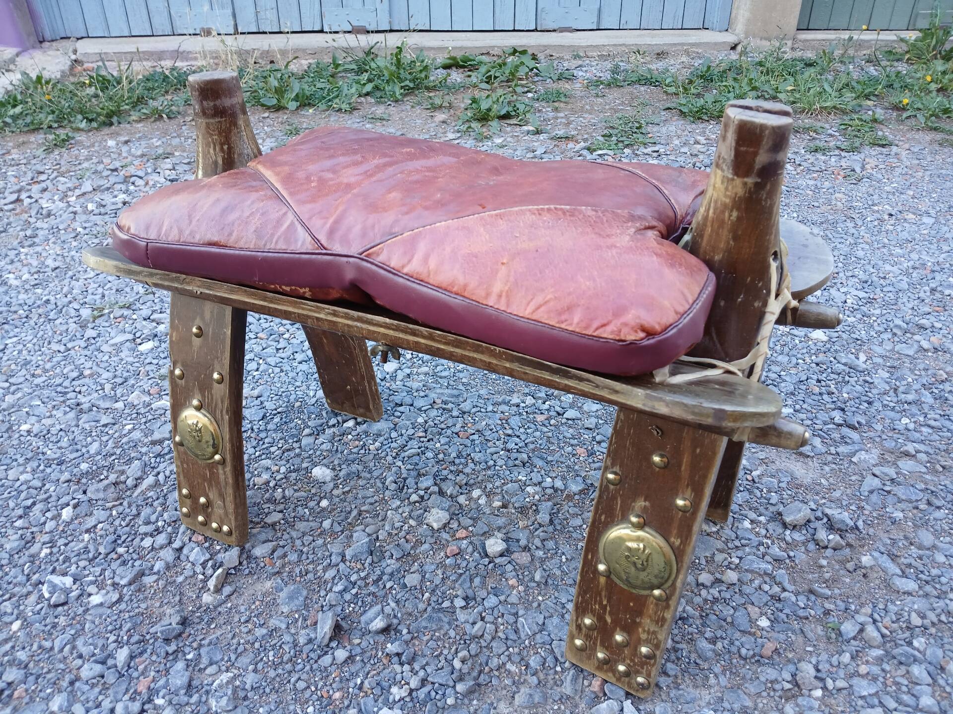 Tabouret égyptien forme selle de chameau