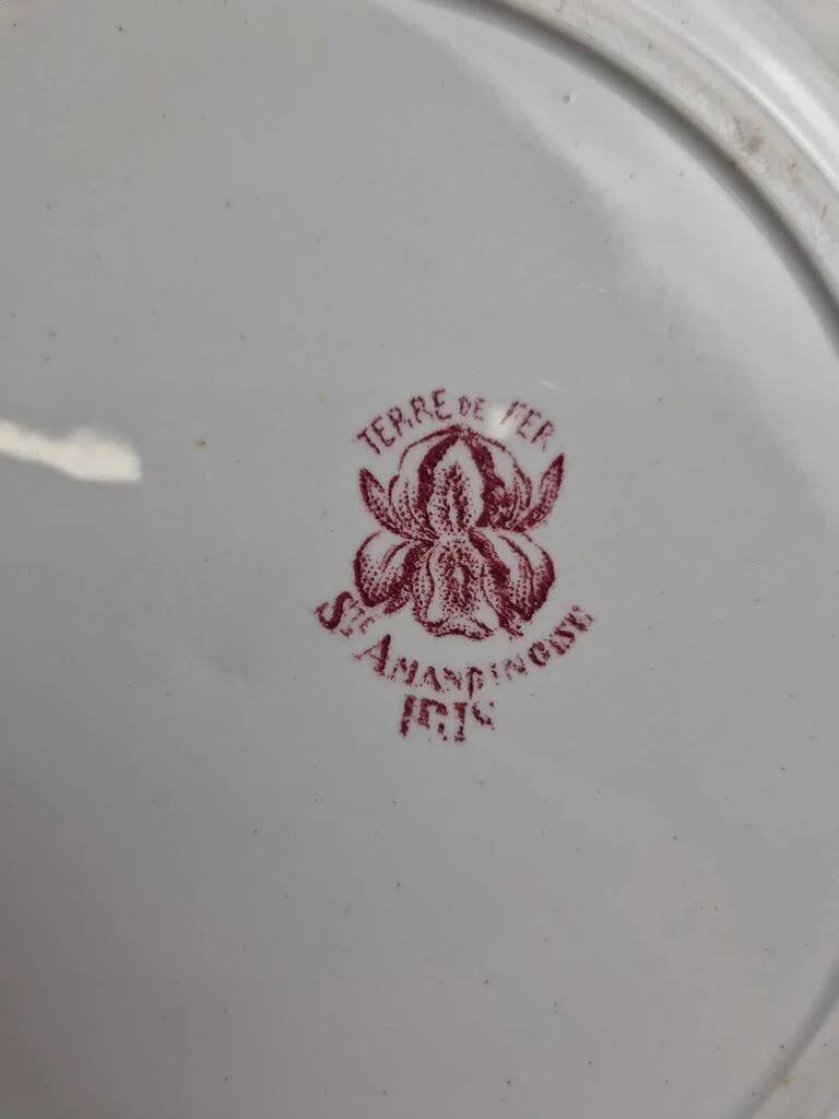 Round antique Saint-Amandoise plate – Iris model – Earthenware