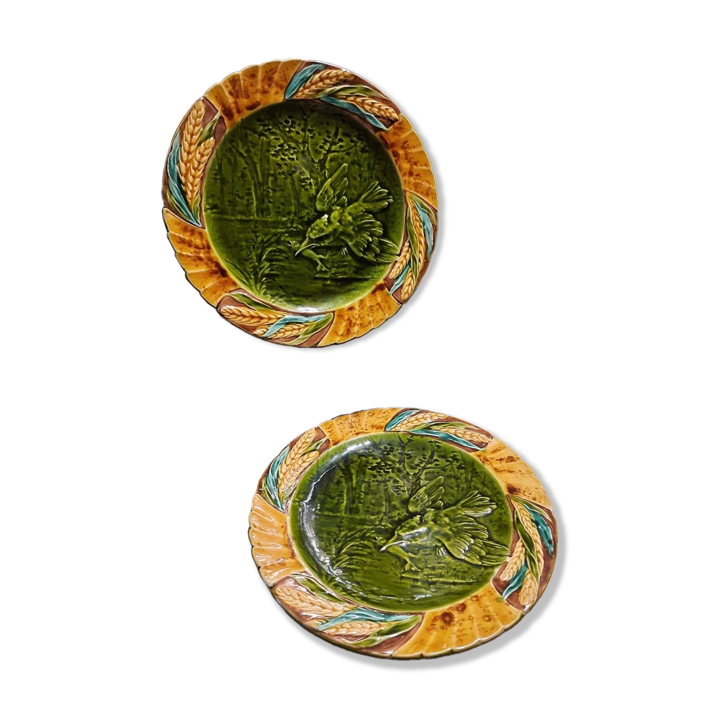 Paire d’assiettes anciennes en barbotine – Sarreguemines –