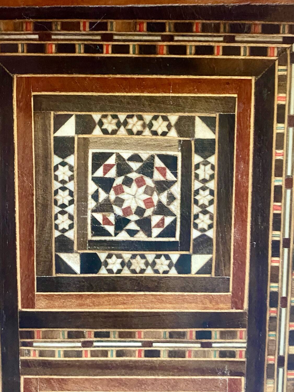 Oriental pedestal table (Syria) in micromozaic (bone, mother-of-pearl)