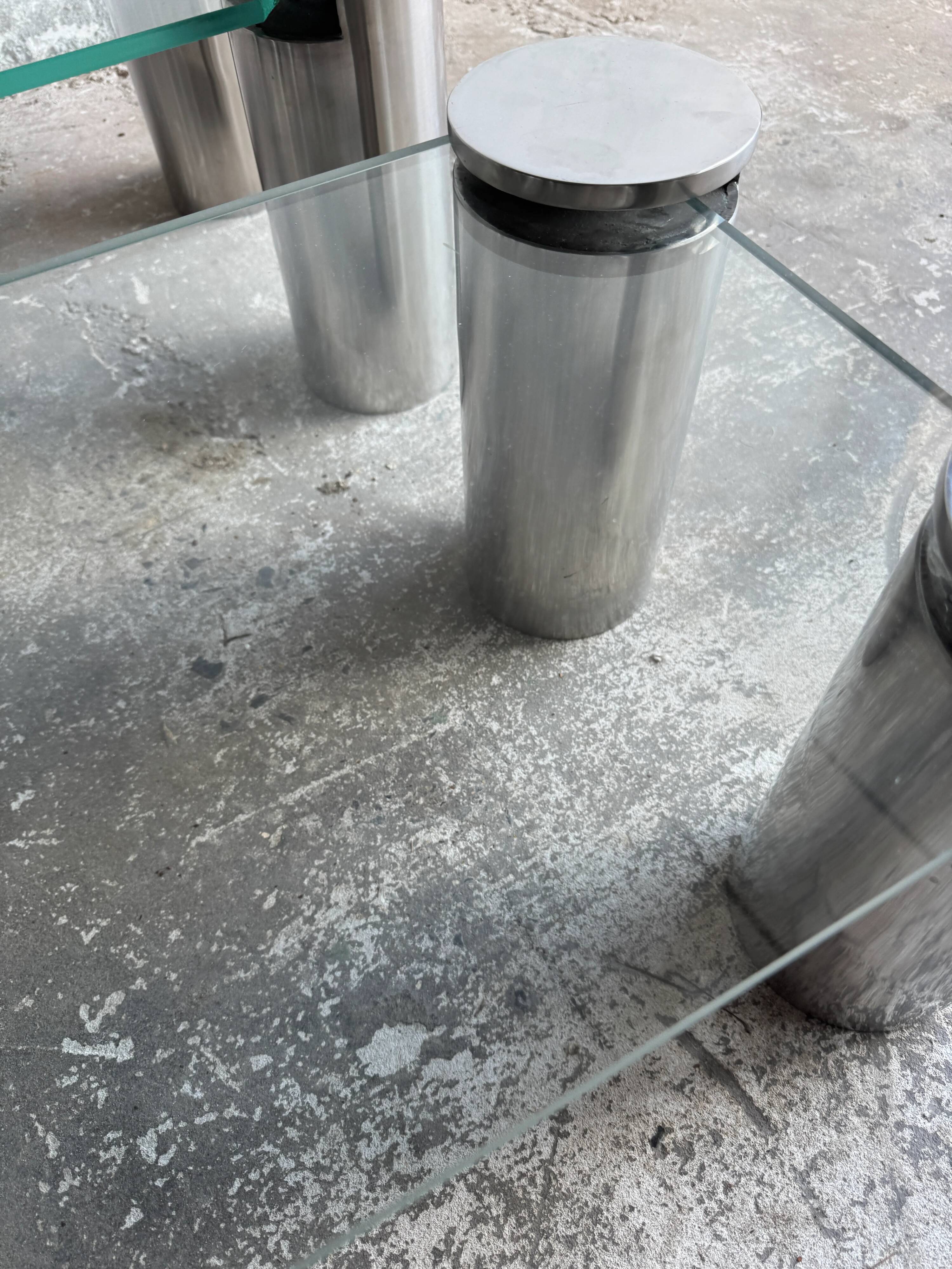 Paire de tables basses modernistes en verre transparent et acier inoxydable brossé, avec pieds cylindriques