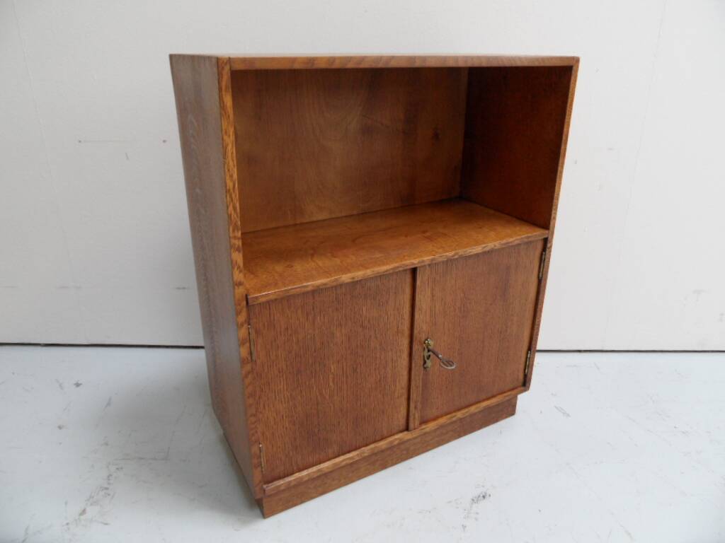 Bibliothèque vintage en chêne ouverte avec 2 portes.