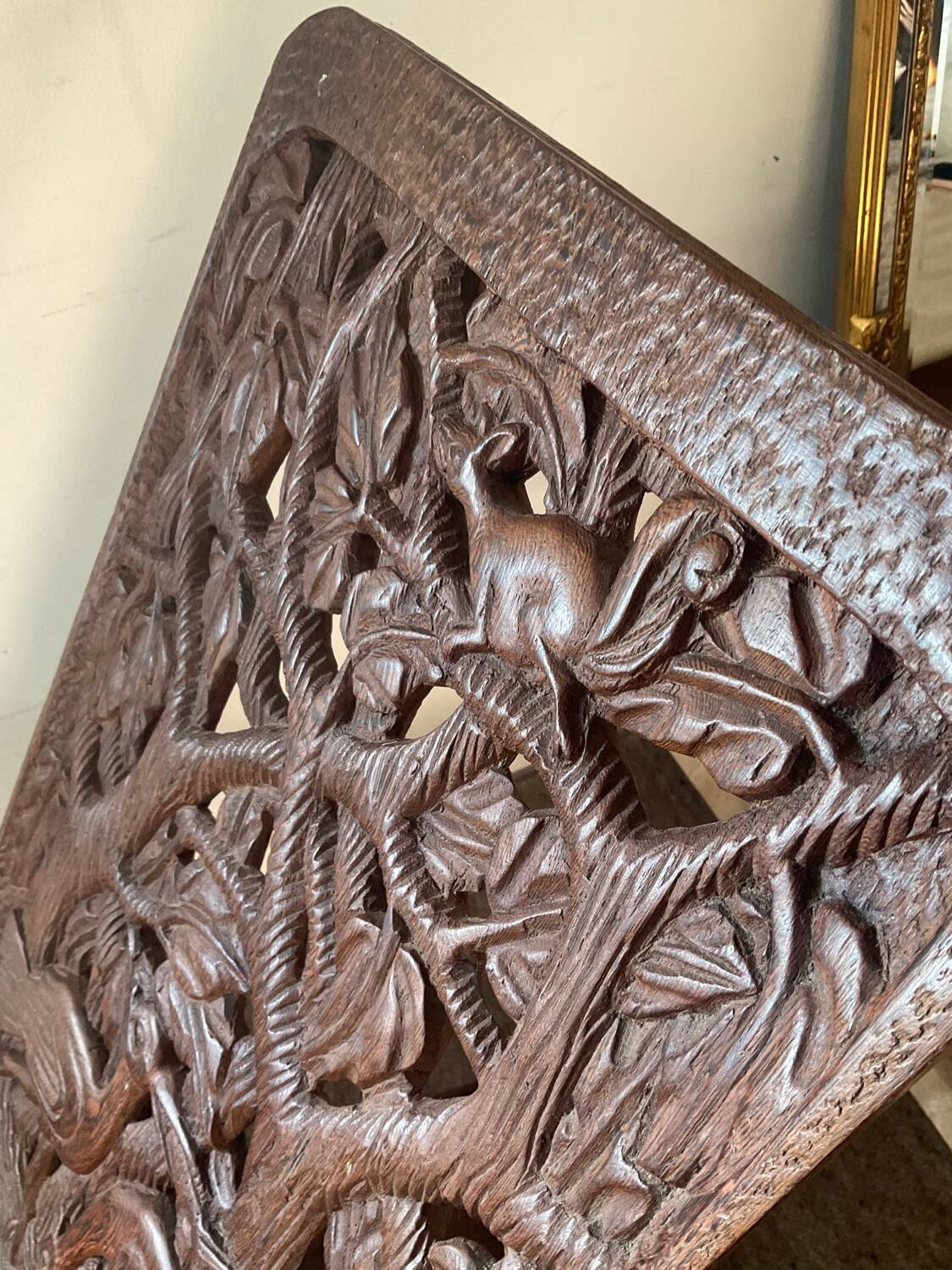 Chaise vintage à palabre en bois sculpté