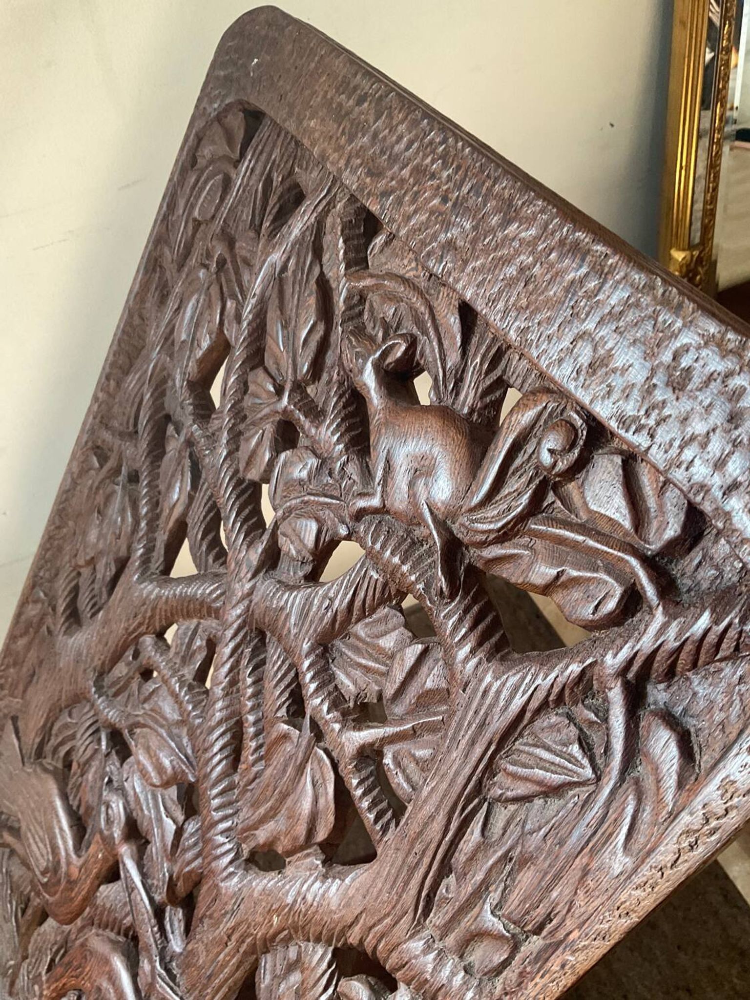 Chaise vintage à palabre en bois sculpté
